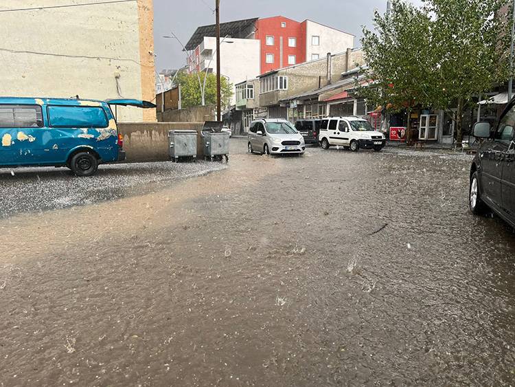 Ağrı'yı sağanak ve dolu vurdu: Cadde ve sokaklar göle döndü 6